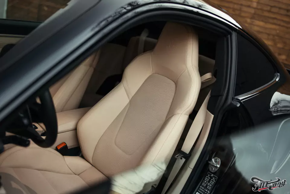 Оклеили кузов и глянец в салоне Porsche 911 полиуретаном, очистили кожу и покрыли керамикой